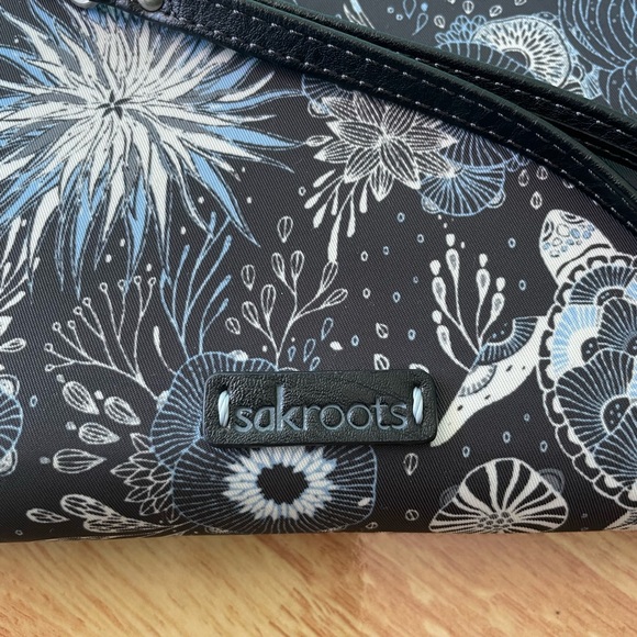 SAKROOTS Navy Sea Turtle Wallet Wristlet Crossbody - Picture 2 of 6